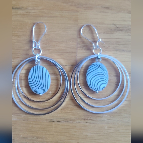 Black and White Shell Hoop Earrings - Picture 6 of 6